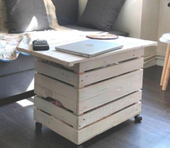 TABLE BASSE SUR ROULETTES