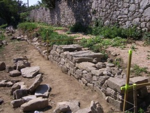 construction d'un mur en pierres sèches